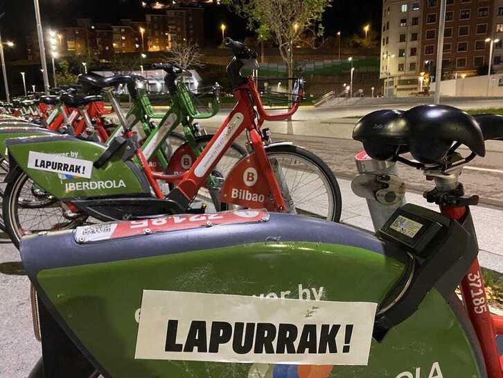 Acción de Sortu para denunciar «la hipocresíaa y el robo» de Iberdrola.