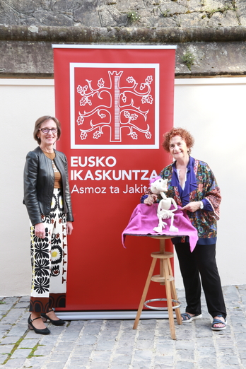 Ana Urkiza, presidenta de Eusko Ikaskuntza, y la premiada Enkarni Genua.