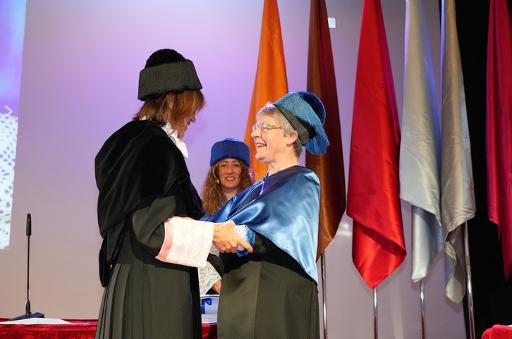 Jocelyn Bell Burnell, eskuinean, Eva Ferreira errektorearen eskutik titulua jaso berri.