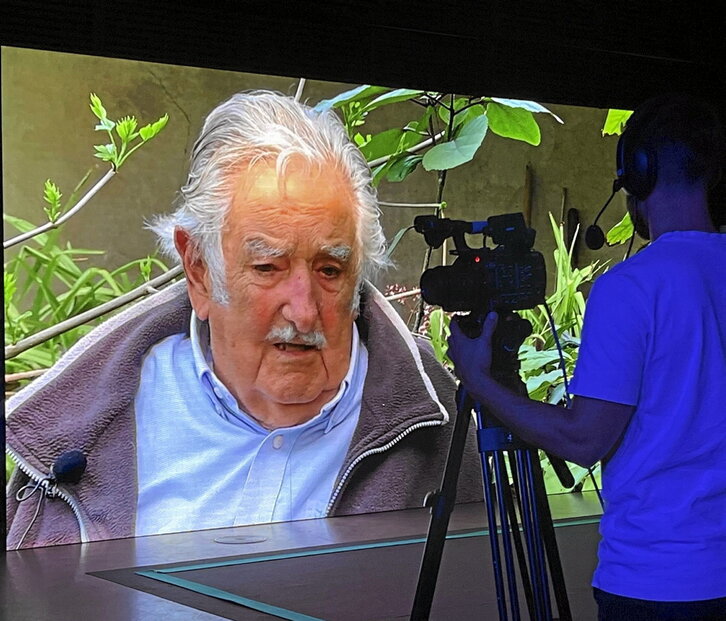 Imagen de la entrevista a Pepe Mujica proyectada ayer en el Kursaal.
