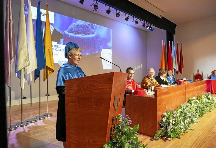 Jocelyn Bell honori causa doktore saria jasotzen EHUko Leioako campusean.