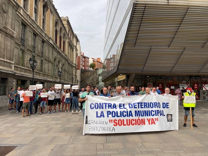 Protesta de agentes de la Policía Municipal de Bilbo contra el nuevo calendario laboral.