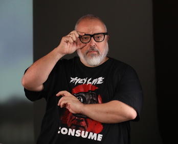 Álex de la Iglesia, durante la sesión de fotos realizada para su entrevista con NAIZ.