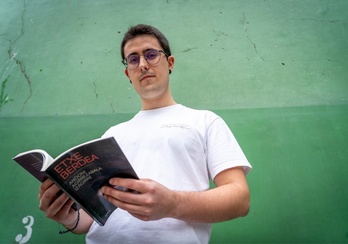 Andoni Agirrezabala, ‘Etxe Berdea’ bere lehenengo nobelarekin.