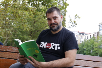 Mikel Alvarez Sarriegi ‘Euskalia’ bere lehen eleberriarekin.