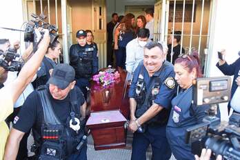 Policías paraguayos sacan el ataúd del guerrillero Osvaldo Villalba muerto en un operativo de la prisión del Buen Pastor, donde está presa su hermana.