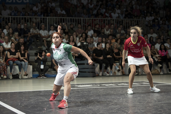 Miriam Arrillaga, eskuinean, frontaballeko finalean; zilarra eskuratu zuen. 