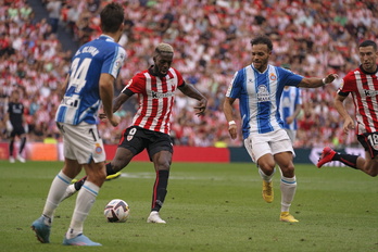Iñaki Williams, rodeado de dos jugadores del Espanyol en un partido de esta temporada.