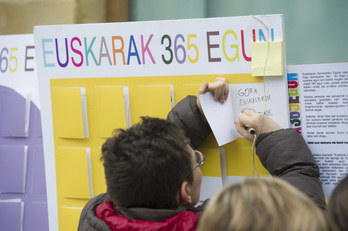 Euskararen Nazioarteko Egunean Donostian antolatutako Mintzodromoan hartutako irudia.