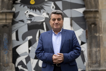 Abdulkarim Omar, en la plaza de Nabarreria de Iruñea.