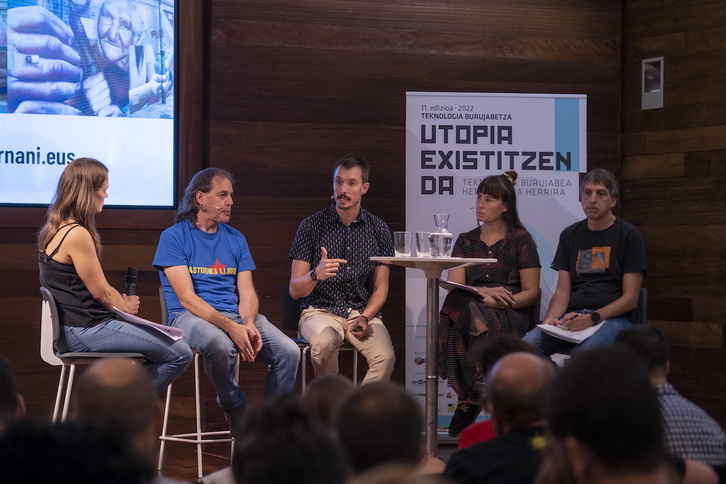 Tokiko burujabetzen solasaldia. Ezker-eskuin, Elisabeth Pombo moderatzailea (Iametza), Gorka Ovejero, Xabier Lertxundi, Leire Udabe eta Josu Harismendy. 