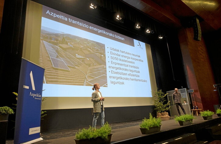 La alcaldesa de Azpeitia, Nagore Alkorta, habló sobre Ekindar en la asamblea ciudadana por el proyecto eólico de Statkraft.