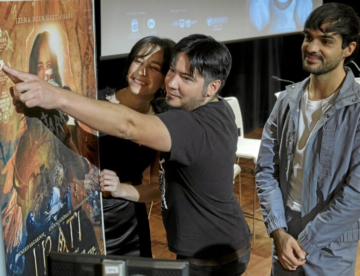 Urkijo, en el centro, junto con los actores Edurne Azkarate y Eneko Sagardoy.