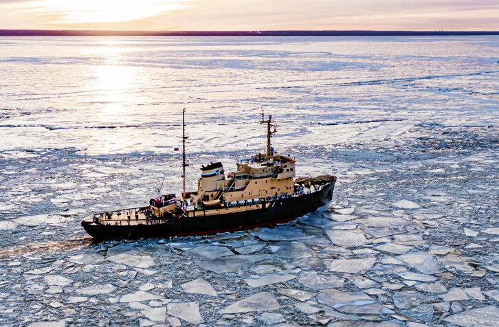 Un rompehielos se abre paso por el océano Ártico.