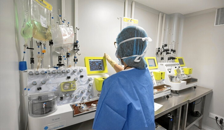 CAR-Tak prestatzen diren Clinic Ospitaleko Gela Zuria.