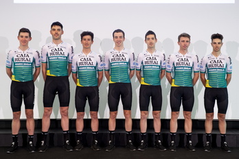 Josu Etxeberria, Jon Barrenetxea, los dos primeros por la izquierda, y Jokin Murguialday, a la derecha, continuarán en el Caja Rural.