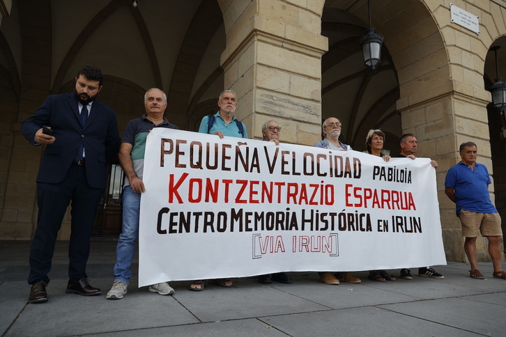 Una concentración ha defendido Pequeña Velocidad como lugar de memoria. A la izquierda, Peli Lekuona, que ha intervenido en el Pleno.