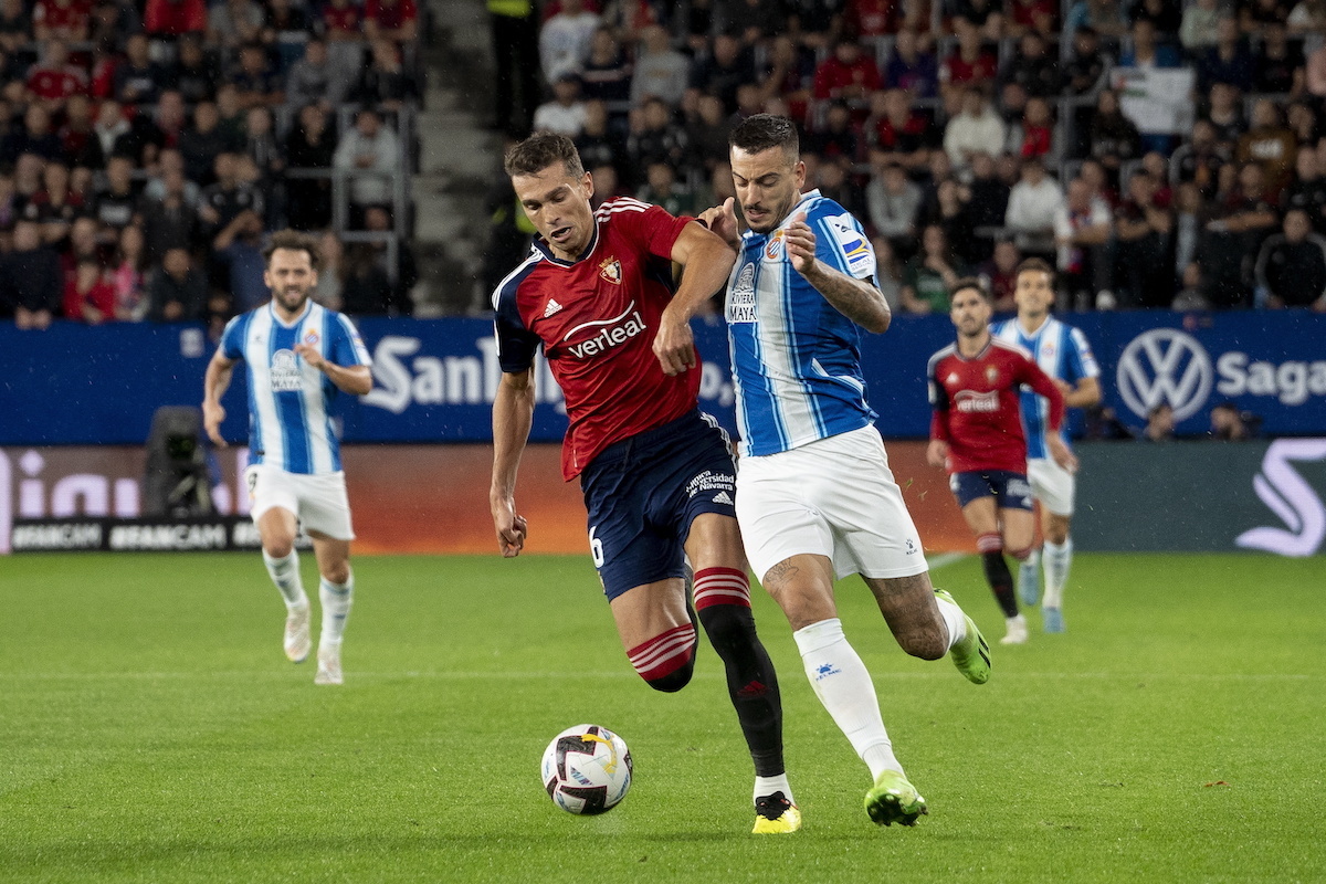 Torró trata de defender la posesión ante Joselu. (Iñigo URIZ/FOKU)