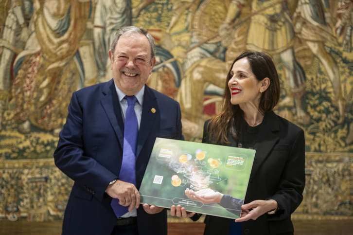 Pedro Azpiazu ha entregado el proyecto de Presupuestos a Bakartxo Tejeria.
