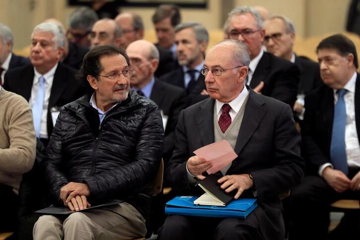 El expresidente de Bankia Rodrigo Rato junto al exconsejero de Caja Madrid José Antonio Moral Santín, durante la primera sesión del juicio por la salida a Bolsa de Bankia.