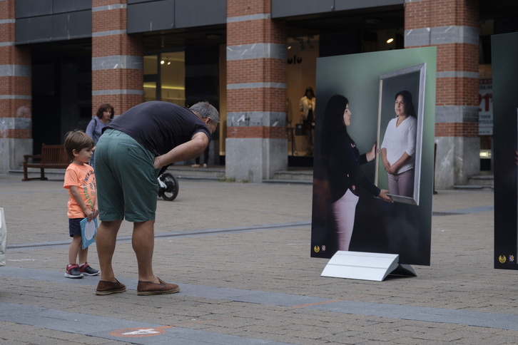 Bi pertsona, Errenterian kokatu berri den erakusketari begira.