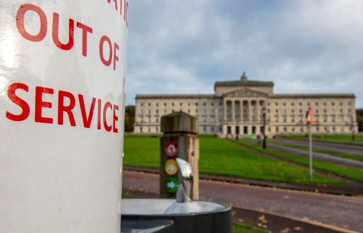 Cartel de «fuera de servicio» en el exterior de Stormont.