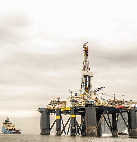 Petrolio plataforma bat Eskoziako kostaldean.