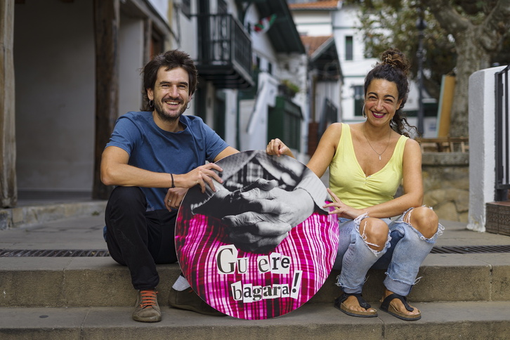 Ines Bermejo eta Julen Nafarrete, Algortako Portu Zaharrean, zabalduko duten kale erakusketaren leloarekin.