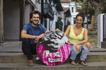Ines Bermejo eta Julen Nafarrete, Algortako Portu Zaharrean, zabalduko duten kale-erakusketaren leloarekin.