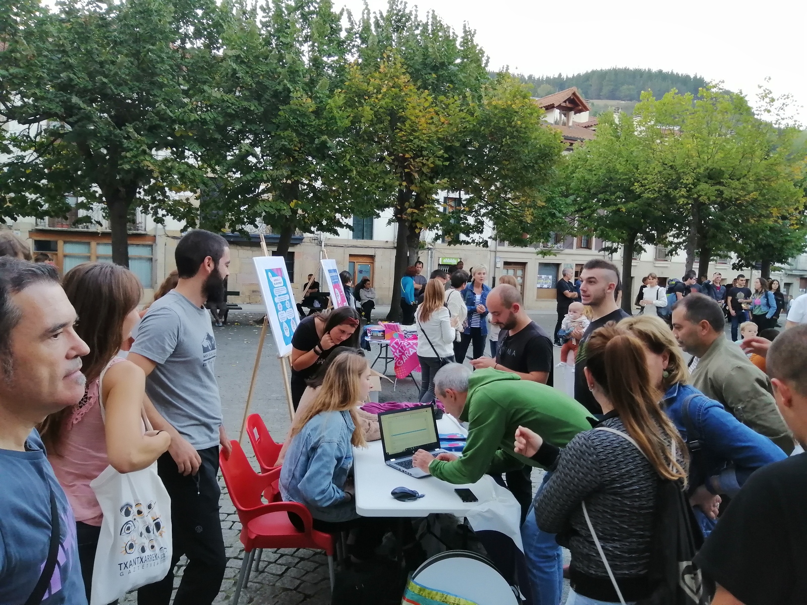 Urriaren 14an Eskoriatzan egin zuten ekintza. Hamabikoa aurkeztu eta Euskaraldian izena emateko mahaiak zabaldu zituzten.