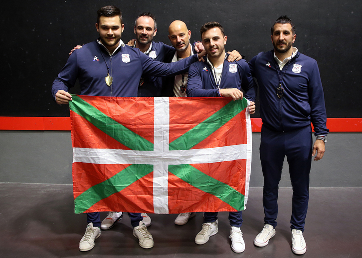 Frantziarentzat xaren urrea atera duen taldeak ikurrinarekin ospatu du garaipena.