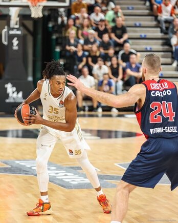 Ives Pons ataca a Costello.