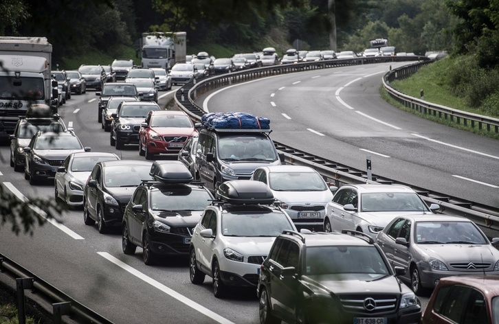 Oso ohikoak dira auto pilaketak Biriatuko bidesarian, kilometroetako ilarak sortuz.