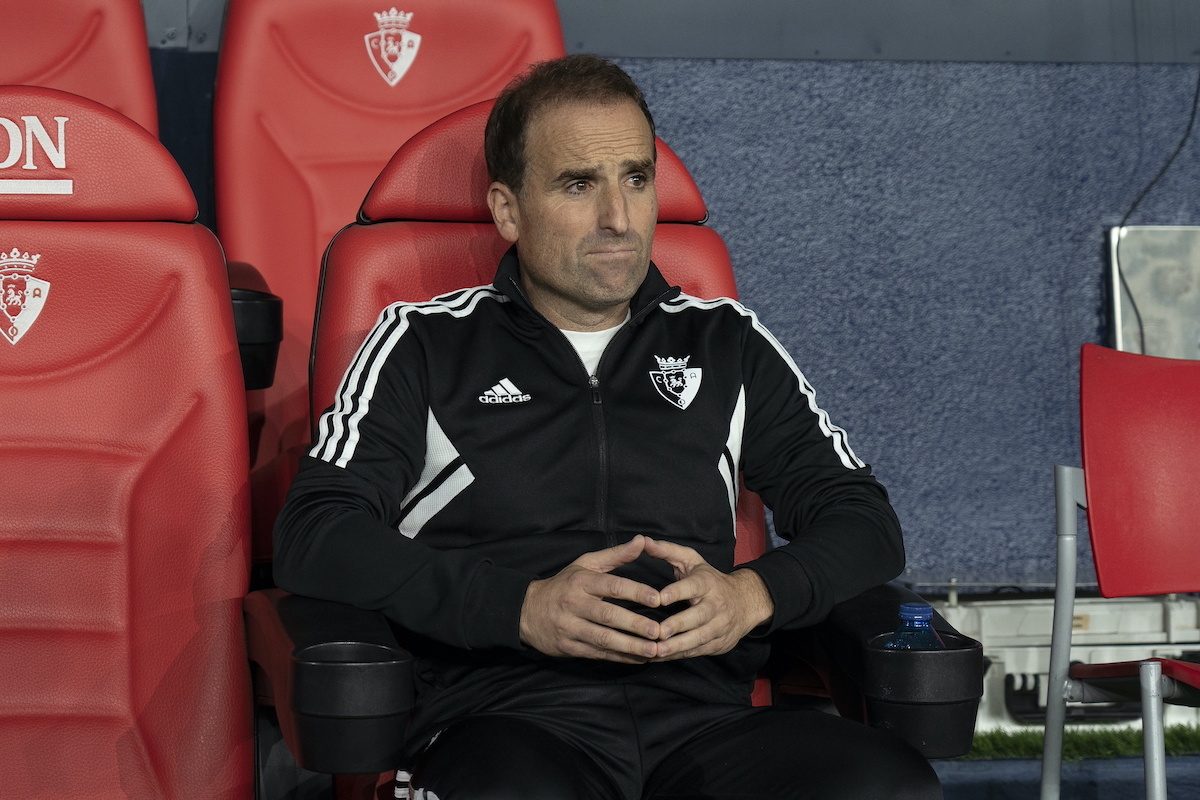 Jagoba Arrasate en el banquillo de El Sadar. (I&ntilde;igo URIZ / FOKU)