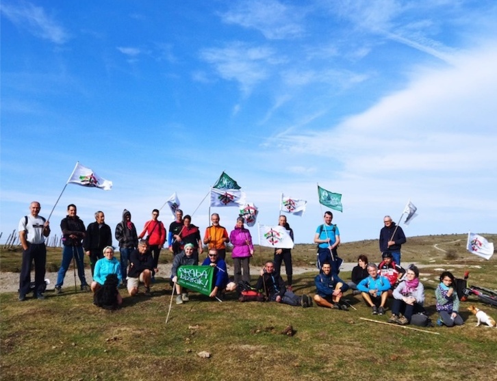 Arabako Mendiak Aske talde ekologistak mendi martxa egin du larunbata honetan.