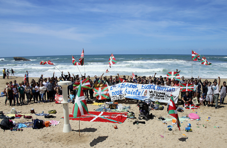 Movilización a favor de la selección vasca de surf en el Mundial que se disputó en Biarritz hace cinco años, en 2017. 