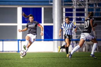 Amaiur, autora de dos goles en Ibaia, conduce el balón.