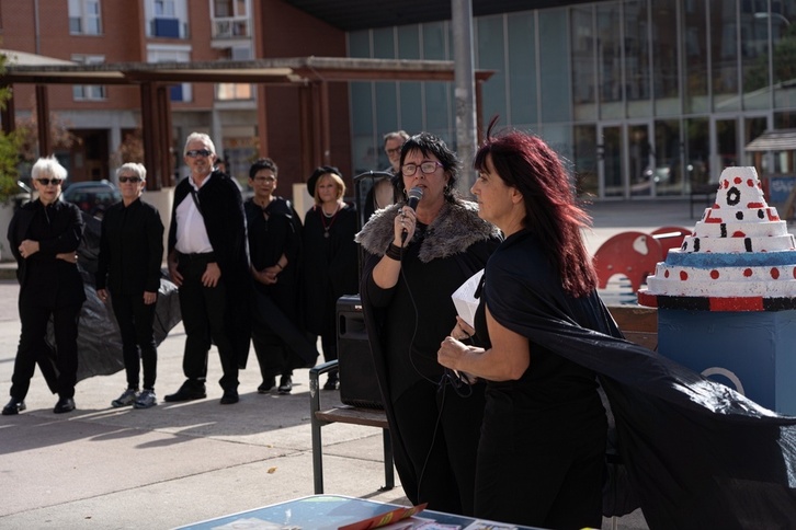 La Cofradía de la OTA ha «celebrado» el primer aniversario de la zona azul en la Txantrea.