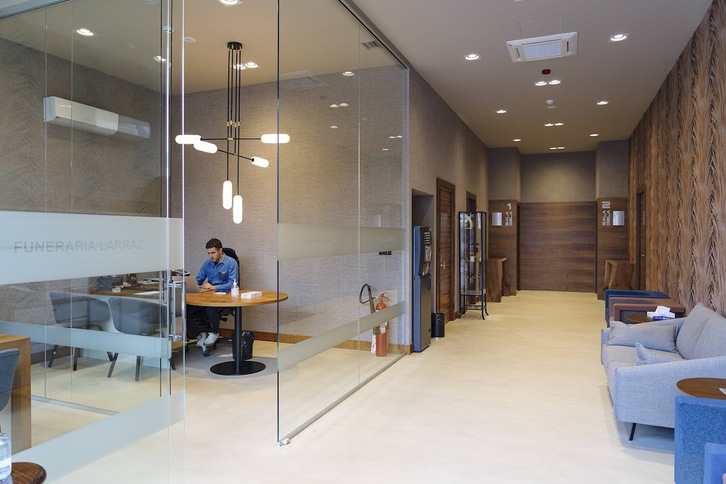 La Funeraria Larraz de Laudio dispone de un nuevo tanatorio en Zornotza, que se ha inaugurado recientemente.