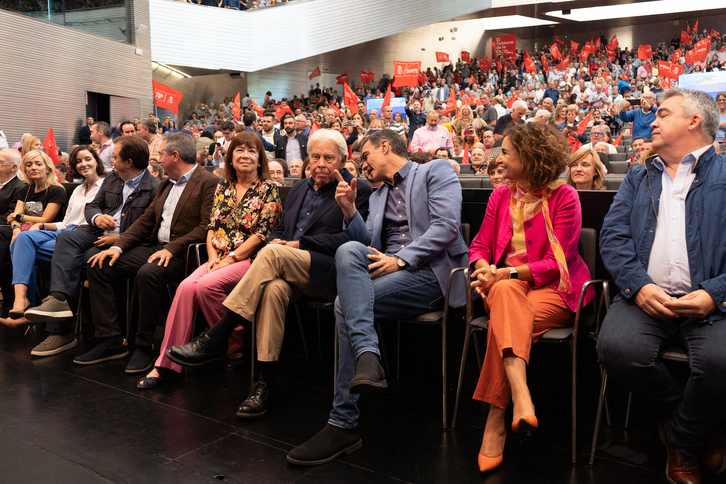 Felipe González junto a Pedro Sánchez en el acto celebrado en Sevilla.