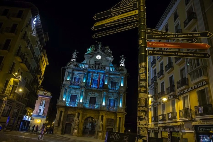 Fachada del Ayuntamiento iluminada con motivo del Día Internacional de la muerte gestacional, perinatal y neonatal.