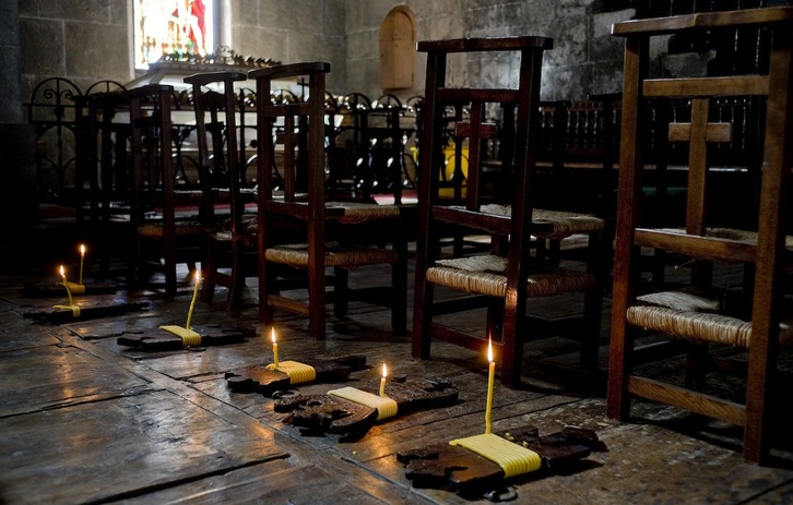 Amezketako elizako hilobiak haritz edo gaztainondo oholez estalita daude eta, gainean, familia bakoitzari dagokion belaunaulkia eta argizaiola dituzte.