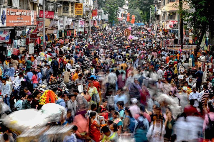 Una multitud recorre los puestos de Mumbai. La India es uno de los países donde más va a aumentar la población en los próximos años.  