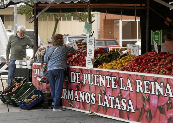 A la izquierda, el mercado del pimiento de Gares. A la derecha, Perón muestra su horno de madera y las empleadas de la tienda enlatan los pimientos. Arriba, una ventana de un edificio de Lodosa de donde cuelgan pimientos.