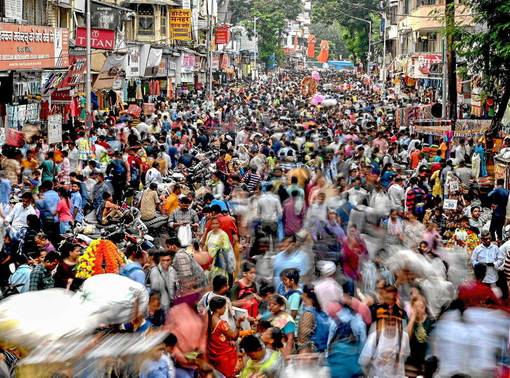 Una multitud recorre los puestos de Mumbai. La India es uno de los países donde más va a aumentar la población en los próximos años.