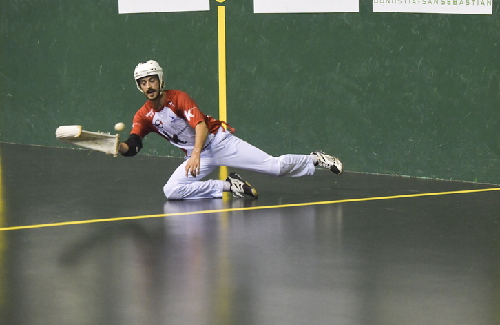 Barrenetxea lleva una pelota en un partido anterior.