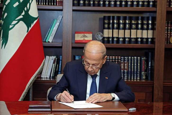El presidente libanés, firmando el acuerdo fronterizo marítimo con Israel.