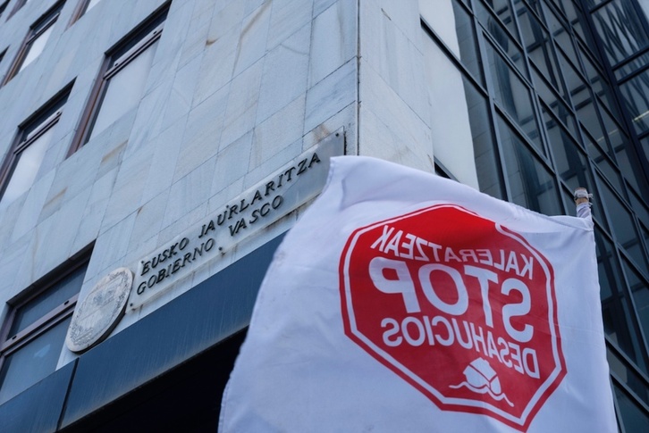 La abogada de los afectados ha pedido una prórroga en el alquiler a Lakua.