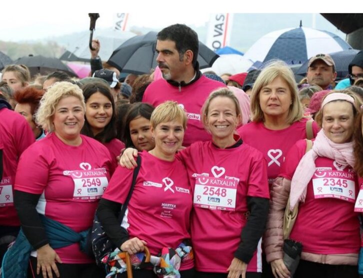 Representantes institucionales en la marcha que ha recorrido esta mañana Donostia.