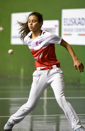 Laia Salsamendi belauneko lesiotik indartsu bueltatu da.